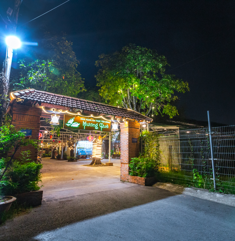 Nhà Hàng Ẩm Thực Hương Quê – Chốn Hẹn Hò Lý Tưởng Bên Sông Sài Gòn